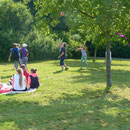 Die Kinder von der Mittelschule 6a beim Ballspielen