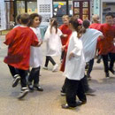 Die Schülerinnen und Schüler der 3d singen und tanzen