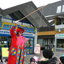 Der Clown hat an seiner Angel Süßigkeiten hängen die die Kinder mit den Mund schnappen sollen