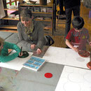Die Kinder benutzen Pastell-Kreide für die Bilder