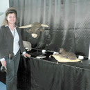 Claudia Rohleder vor ihren Tierskulpturen aus Stein und Ton