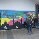 Das Graffiti an der Wand des Supermarktes "nah & gut" behandelt den Artikel 18 der UN-Konvention (Gedanken-, Gewissens- u. Religionsfreiheit)