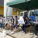 Alexander Schröder und die Mitglieder der Musikschule Fröhlich spielen auf