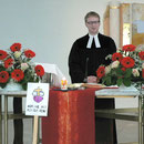 Pfarrer Max v. Egidy begrüßt die Besucher in der Gethsemanekirche