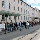 Die zahlreichen Demonstranten passieren die Juliuspromenade