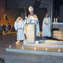 Der Nikolaus erzählt den Kindern von Advent und Weihnachten