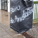 Am Place de Caen befindet sich , verhüllt bis zum 29.01. der "kleine Stein des Anstoßes"