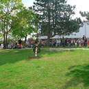 Zahlreiche Kinder kamen in den Hof der Dr.-Karl-Kroiß-Schule
