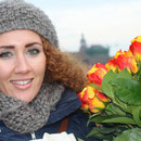 Linda Außenhofer erhält von Prof. Voelker für die 10.000-ste Unterschrift einen Blumenstrauß überreicht