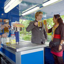 Pfarrer Egidy zapft das erste Bier und stößt mit Christiane Kerner auf ein gutes Fest an
