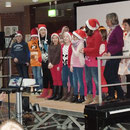 Die 5b singt: "Rudolph the red noses reindeer"