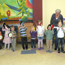 Kinder mit Claves und Handtrommeln