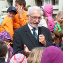 Regierungspräsident Dr. Paul Beinhofer beglückwünscht die Heuchelhöfer zu dieser schönen Anlage