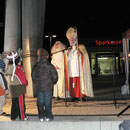 Dann kam der Nikolaus mit dem Engel Christiane und begrüßte die Kinder