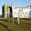 Herr Eras und Herr Karl stellen das Banner auf. Die Vorsitzende des BV überwacht die Arbeit der Beiden