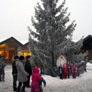 Der Engel empfängt Kinder unter dem Weihnachtsbaum