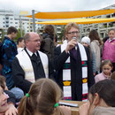 Der evang. und kath. Pfarrer vom Heuchelhof segnen das Bewegungsfeld