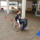 Ein Sportler-Rollstuhl, der von Hand bewegt wird