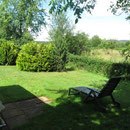 Terrasse hinten im Garten mit Blick ins Grüne