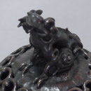 A14．須賀月芳 蝋型鋳造香炉 獅子蓋 - 高岡銅器展示館