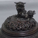 A24．初代須賀松園 三つ足獅子蓋香炉 - 高岡銅器展示館
