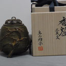 A16．鳥山雄示 蝋型鋳造 三友文 - 高岡銅器展示館
