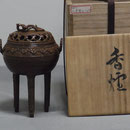 A19．須賀月真 蝋型鋳造香炉 小丸型霊芝付 - 高岡銅器展示館
