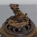 A18．須賀月真 蝋型鋳造香炉 獅子蓋 - 高岡銅器展示館