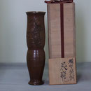 A10．須賀月真 蝋型鋳造花瓶A - 高岡銅器展示館