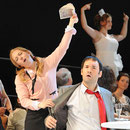 Ingrid Frøseth (Norina), Mario Klein (Don Pasquale), Opernchor, Publikum, Foto: Nils Klinger