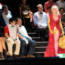 Krzysztof Borysiewicz (Don Pasquale), Ingrid Frøseth (Norina), Opernchor, Publikum, Foto: Nils Klinger