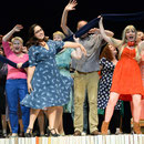 Jaclyn Bermudez (Tatjana), Ulrike Schneider (Olga), Opernchor&Extrachor, Foto: Nils Klinger