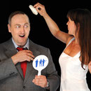 Krzysztof Borysiewicz (Don Pasquale), Carmen Schilling (Showassistentin), Foto: Nils Klinger