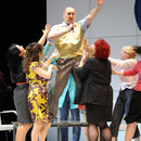 Krzysztof Borysiewicz (Don Pasquale), Damenchor, Foto: Nils Klinger