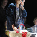 Dong Won Kim (Ernesto), Opernchor, Publikum, Foto: Nils Klinger
