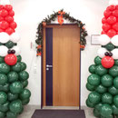 Ballonweihnachtsbäume als Eingangsdekoration Rathaus Titisee-Neustadt