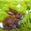 WOLLBILD HASE MIT SCHNEEGLÖCKCHEN - FILZ MIT HERZ FILZBILDER WOLLBILDER BILDER AUS MÄRCHENWOLLE GEFILZT