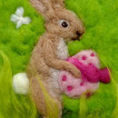 WOLLBILD OSTERHASE MIT OSTEREI - FILZ MIT HERZ FILZBILDER WOLLBILDER BILDER AUS MÄRCHENWOLLE