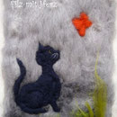 WOLLBILD KATZE MIT SCHMETTERLING- FILZ MIT HERZ FILZBILDER WOLLBILDER BILDER AUS MÄRCHENWOLLE GEFILZT