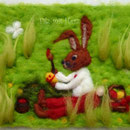 WOLLBILD OSTERHASE MIT EI UND PINSEL- FILZ MIT HERZ FILZBILDER WOLLBILDER BILDER AUS MÄRCHENWOLLE