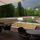 Restaurant-Terrasse mit Blick über die begrünten Therapiebereiche