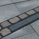 Der Verlauf der Mauer wurde im Bodenbelag gekennzeichnet
