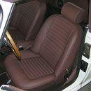 Sitze eines Triumph TR6 mit Echtleder neu bezogen.