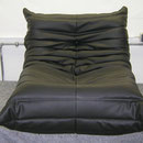 Sessel von Ligne Roset. Schaumstoffkern neu verklebt, aufgepolstert und mit Skaikunstleder neu bezogen. Natürlich wurden wie am original Knöpfe eingezogen.
