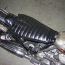 Hier der fertig gepolsterte und bezogene Sitz. Passend zum rostig und staubigem Aussehen der SR 500 wurde ein bereits gebrauchtes Stück Echtleder mit viel Patina verwendet.