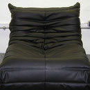 Sessel von Ligne Roset. Schaumstoffkern neu verklebt, aufgepolstert und mit Skaikunstleder neu bezogen. Natürlich wurden wie am original Knöpfe eingezogen.