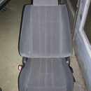 Der fertige Sitz, neu gepolstert und mit original Material bezogen.  