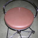 Hocker neu gepolstert und bezogen.