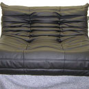 Zweier Couch von Ligne Roset. Schaumstoffkern neu verklebt, aufgepolstert und mit Skaikunstleder neu bezogen. Natürlich wurden wie am original Knöpfe eingezogen.