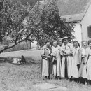 Arthur Stadler im Kreis Geinsheimer Frauen: Hildegard Seeber, Maria Adam, Elisabeth Klein, Erika Gruber, Trudel Nebel und Katharina Seithel, Willi Klein (Turaner)